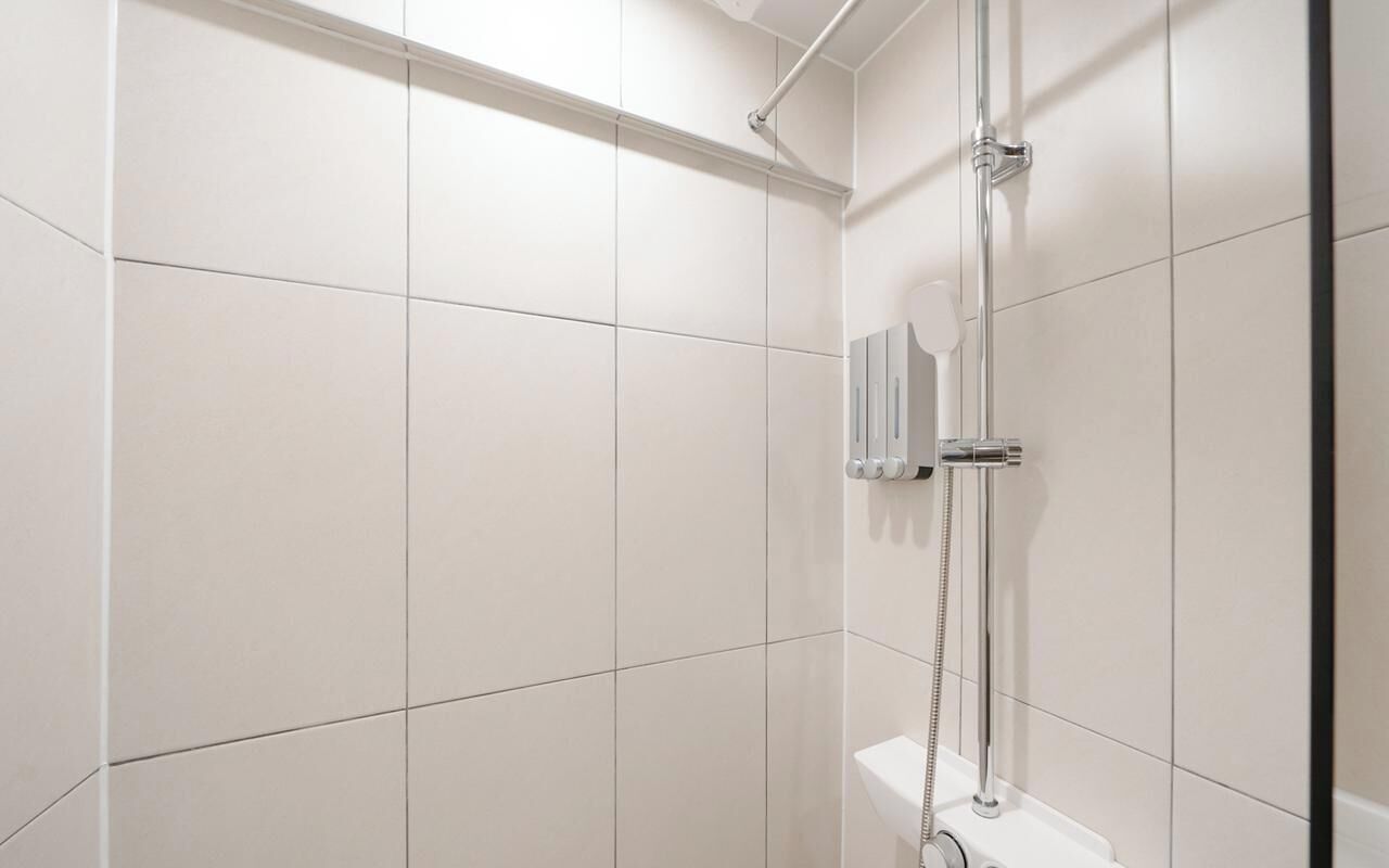 Habitación romántica con 2 camas individuales | Baño | Secadora de cabello, jabón, shampoo, papel de baño 