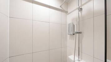 Habitación romántica con 2 camas individuales | Baño | Secadora de cabello, jabón, shampoo, papel de baño