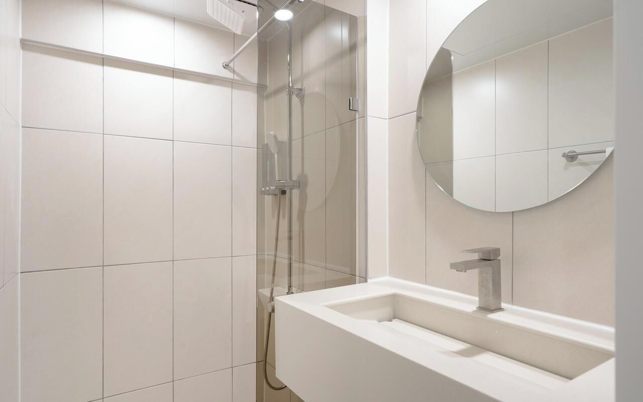 Chambre Romantique avec lits jumeaux | Salle de bain | Sèche-cheveux, savon, shampoing, papier toilette