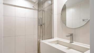 Chambre Romantique avec lits jumeaux | Salle de bain | Sèche-cheveux, savon, shampoing, papier toilette