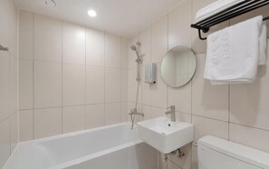 Chambre Premium | Salle de bain | Sèche-cheveux, savon, shampoing, papier toilette