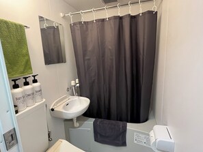 Basic-Vierbettzimmer | Badezimmer | Duschwanne, kostenlose Toilettenartikel, Haartrockner, Handtücher
