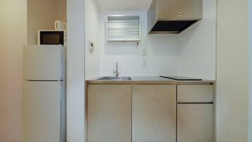 Apartment (302) | Private kitchen | Fridge, microwave, stovetop, cookware/dishes/utensils