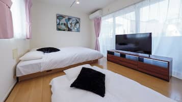 Apartment (302) | Desk, blackout drapes, free WiFi