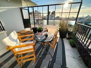 Outdoor dining - Renovated Loft with Athens City Views (Athina)