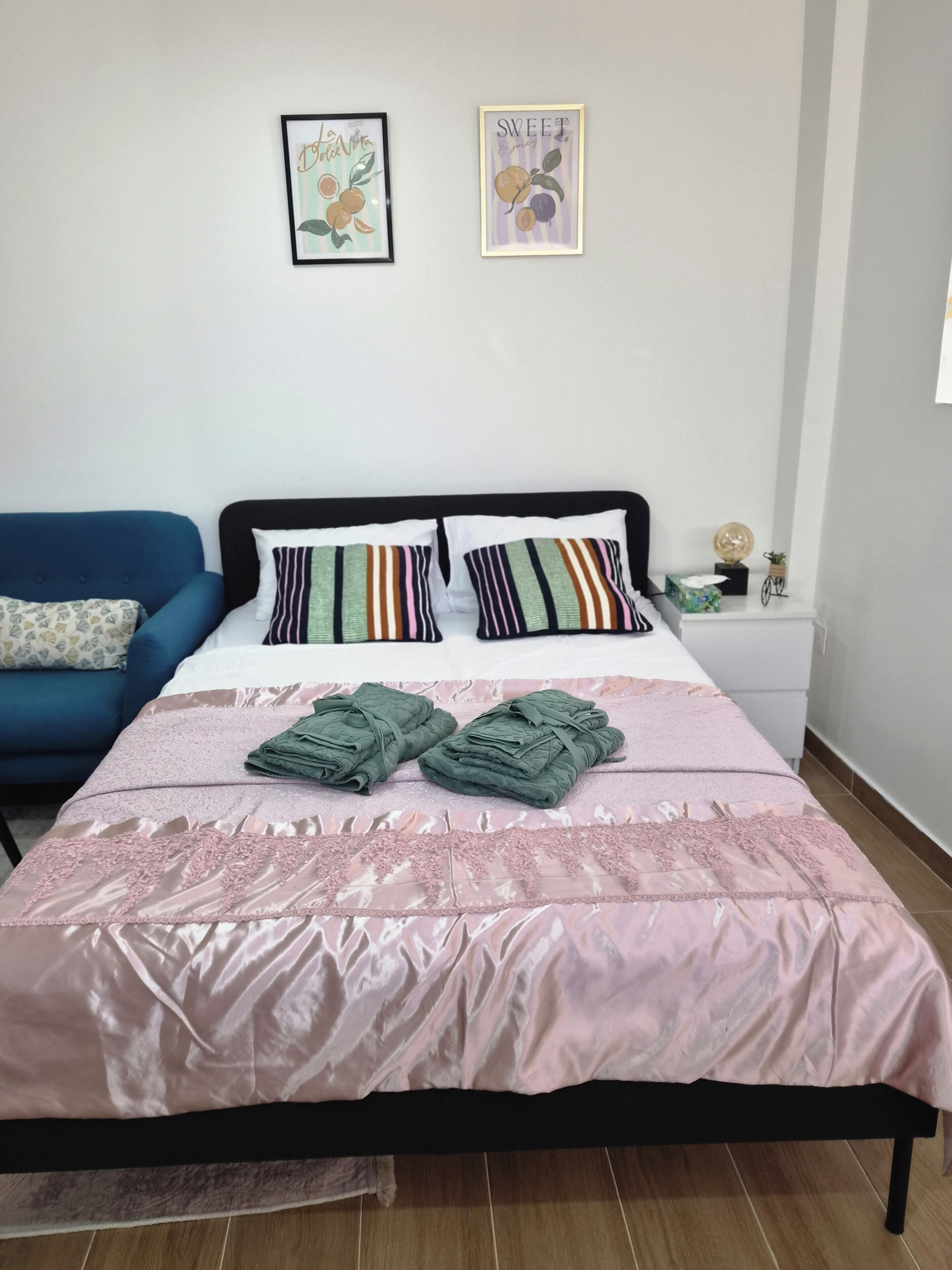 1 bedroom, bed sheets