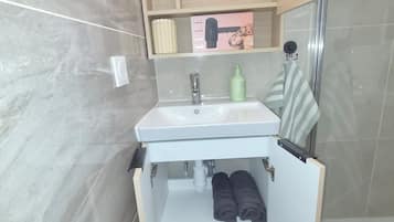 Douche, séchoir à cheveux, serviettes fournies, savon