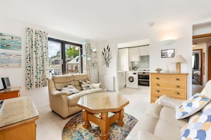 Smart TV, DVD player - 2 Red Brick Building - central Padstow with beautiful estuary  & harbour views (Padstow)