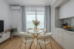 Luxury Apartment, 3 Bedrooms, City View | Private kitchen | Fridge, dishwasher, electric kettle, high chair - Lumina 2BR-3BR Apart with Parking AC (Warszawa)