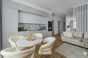 Luxury Apartment, 3 Bedrooms, City View | Private kitchen | Fridge, dishwasher, electric kettle, high chair - Lumina 2BR-3BR Apart with Parking AC (Warszawa)