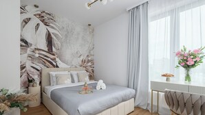 Une chambre à coucher avec un lit, une table de chevet et une fenêtre avec des rideaux.