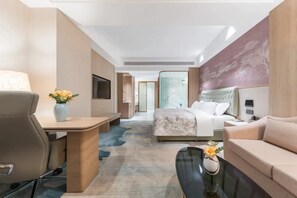Phòng đôi Premier, quang cảnh thành phố | Minibar, két bảo mật tại phòng, bàn 