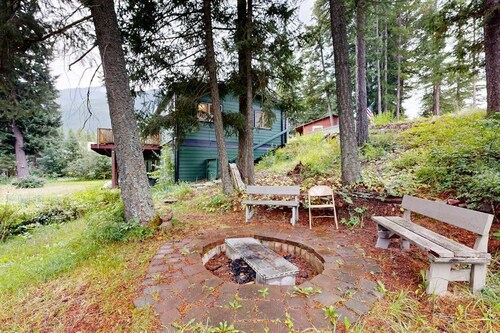 Hungry Horse Hideout - Upper Level with Hot tub