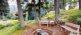 Hungry Horse Hideout - Upper Level with Hot tub