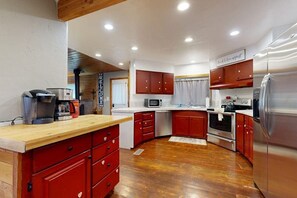 Coffee/tea maker, fridge, microwave, oven - Hungry Horse Hideout - Upper Level (Hungry Horse)