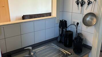 Eine Küche mit Spüle, Arbeitsplatte und verschiedenen Küchenutensilien.