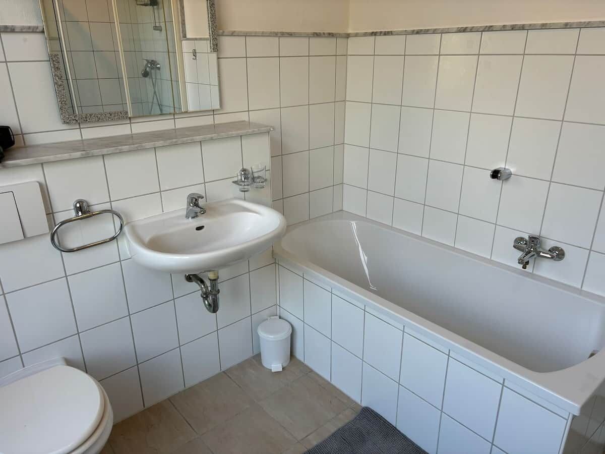 Ein Badezimmer mit Waschbecken, Toilette und Badewanne.