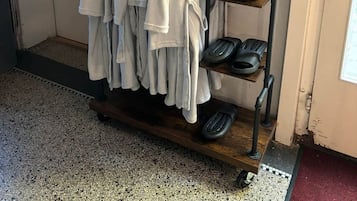 Ein Kleiderständer mit Handtüchern und einem Schuhregal in einer Diele.