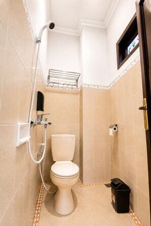 Shower, towels, soap, shampoo - NOIA Hotel Sarangan (Kabupaten Magetan)