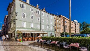 A street with a cafe named 'PIZZA CAFÉ' and outdoor seating. - Apartment Antonella (Zadar)