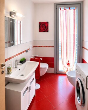 Shower, hair dryer, bidet, towels - Vrbo Property (Alba)