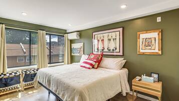 2 bedrooms, desk, internet, bed sheets