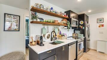 Coffee/tea maker, fridge, microwave, stovetop