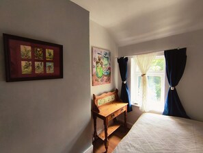 WiFi, bed sheets - City centre apartment with rural feel (Bangor)