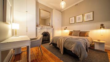 3 bedrooms, desk, iron/ironing board, travel cot