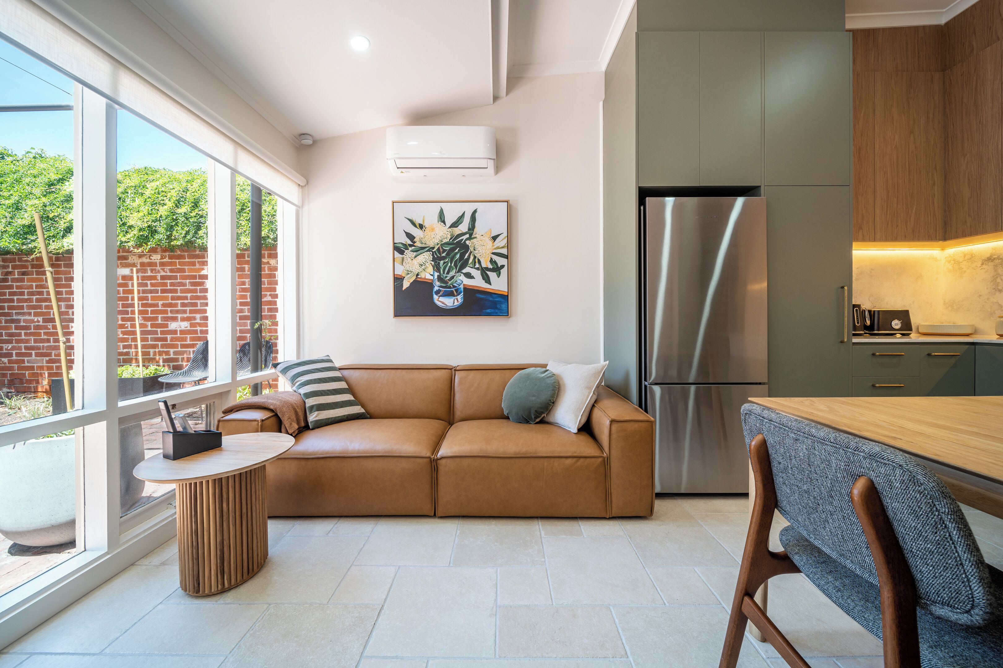 Smart TV, fireplace, books, stereo