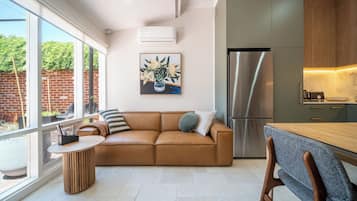 Smart TV, fireplace, books, stereo