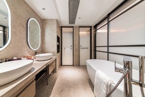Luxury-Suite | Badezimmer | Kostenlose Toilettenartikel, Haartrockner, Handtücher, Shampoo