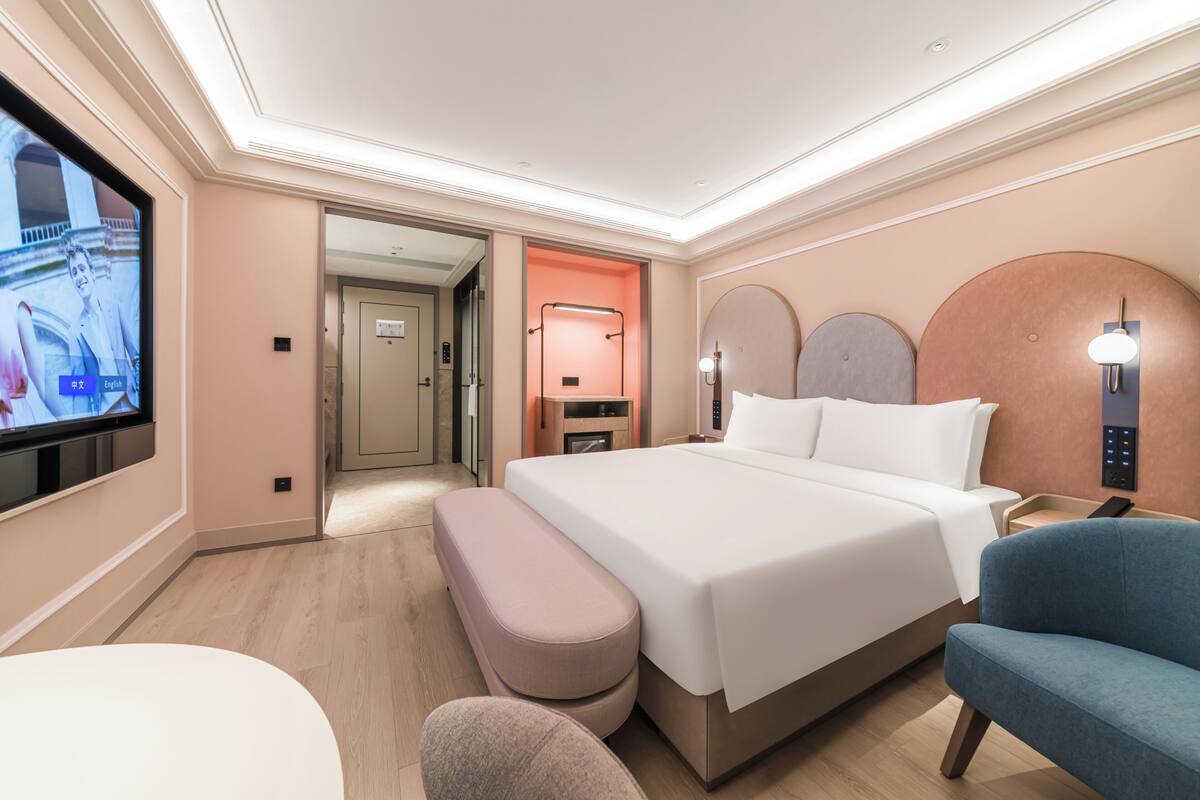 Luxury Single Room | Desk, WiFi (free)
