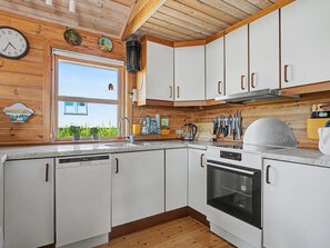 Kühlschrank, Mikrowelle, Geschirrspüler, Kochgeschirr/Geschirr/Besteck