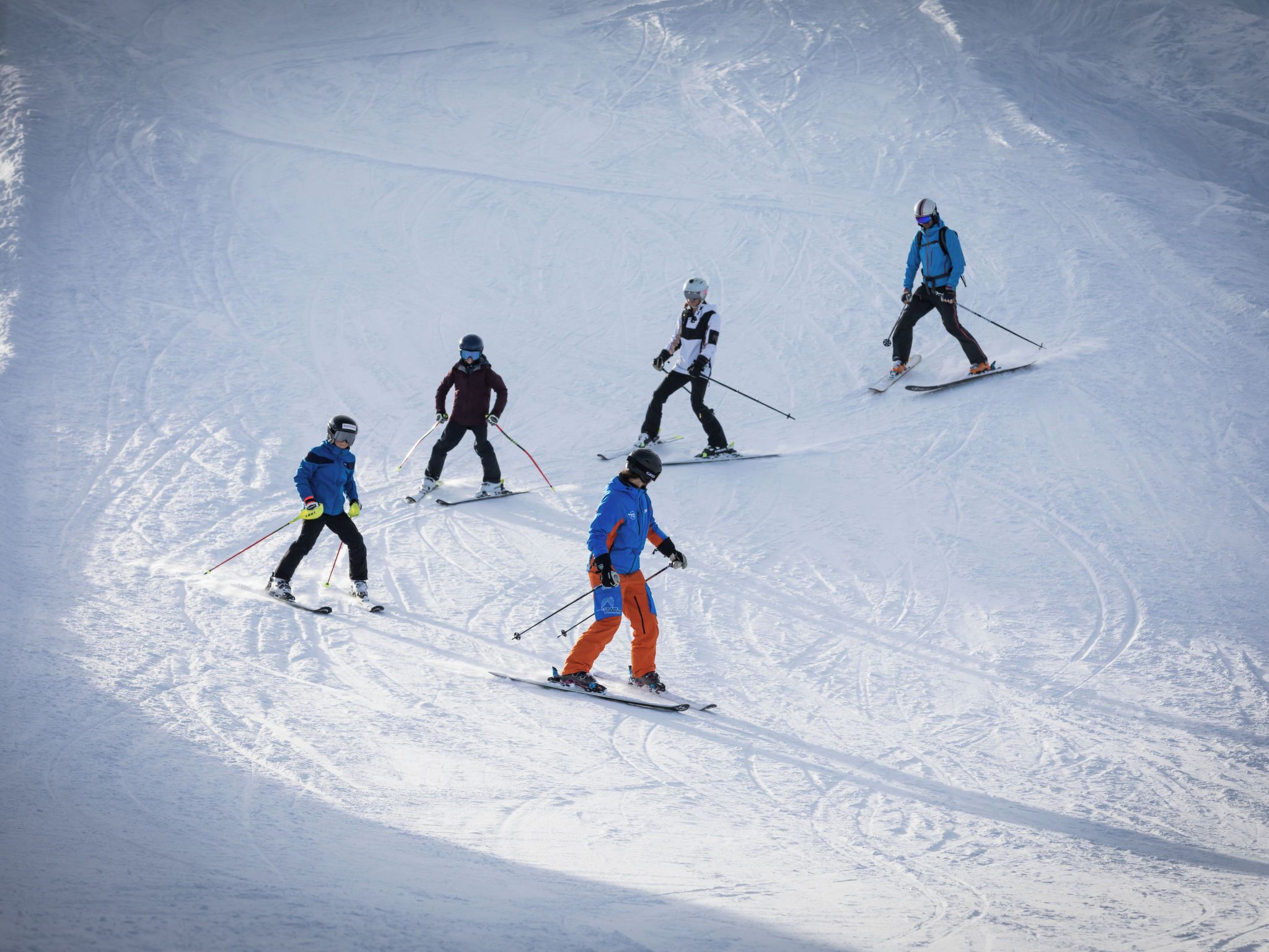 Eine Skipiste mit abfahrenden Skifahrern.