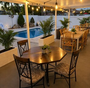 Outdoor dining - Beautiful & Lexurious Room, 2 Queen beds, Private Bath (Miami)