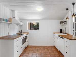 Kühlschrank, Mikrowelle, Geschirrspüler, Kochgeschirr/Geschirr/Besteck