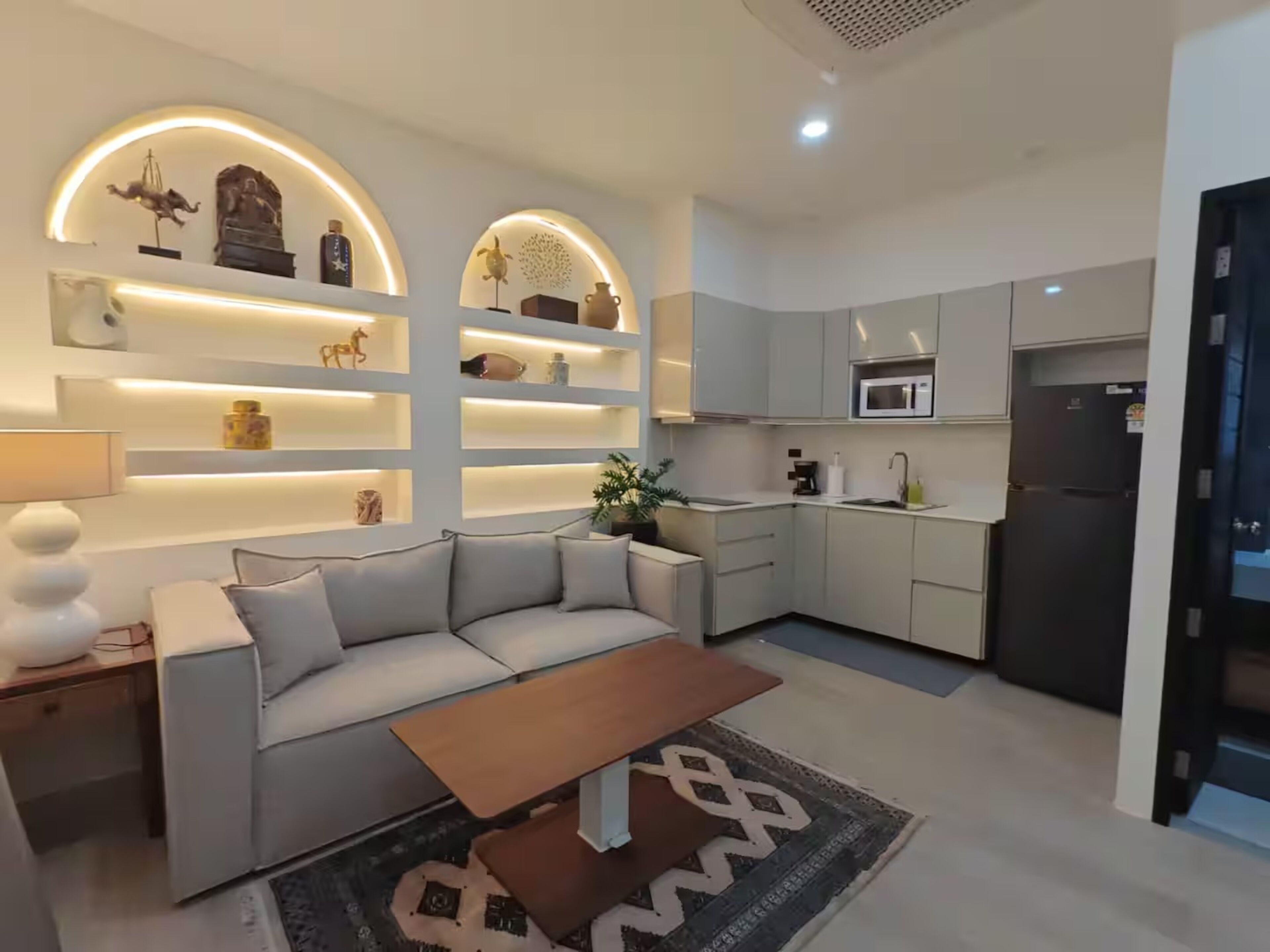 Estudi Deluxe, balcó, vistes a la piscina | Sala d'estar | Televisor LED 