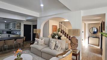 Villa, 4 habitaciones, vistas al jardín | Zona de estar | Una televisión LED