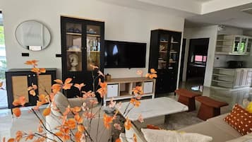 Villa, 2 Bedrooms, Garden View | Premium bedding, laptop workspace, iron/ironing board, free WiFi