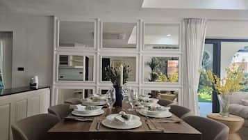 Habitación Deluxe doble, balcón | Restauración