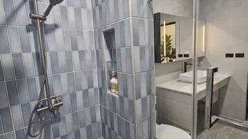 Chambre Deluxe double, balcon | Salle de bain | Articles de toilette (gratuits), serviettes fournies, savon, shampooing