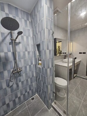 Chambre Double Deluxe, balcon | Salle de bain | Articles de toilette gratuits, serviettes fournies, savon, shampoing