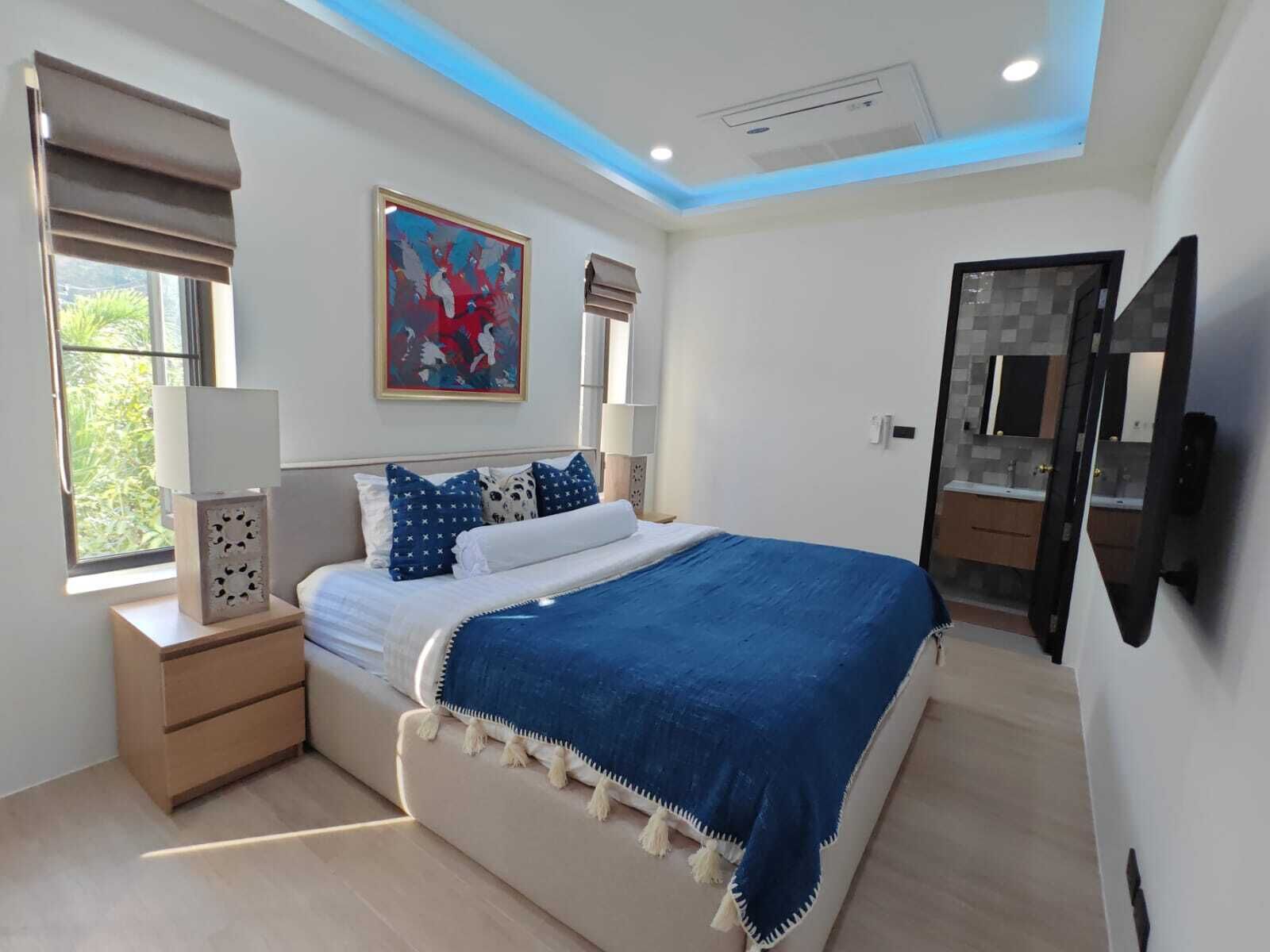 Vila luxo, 1 quarto, sacada, vista para a piscina | Espaço de trabalho para notebook, Wi-Fi de cortesia, roupa de cama