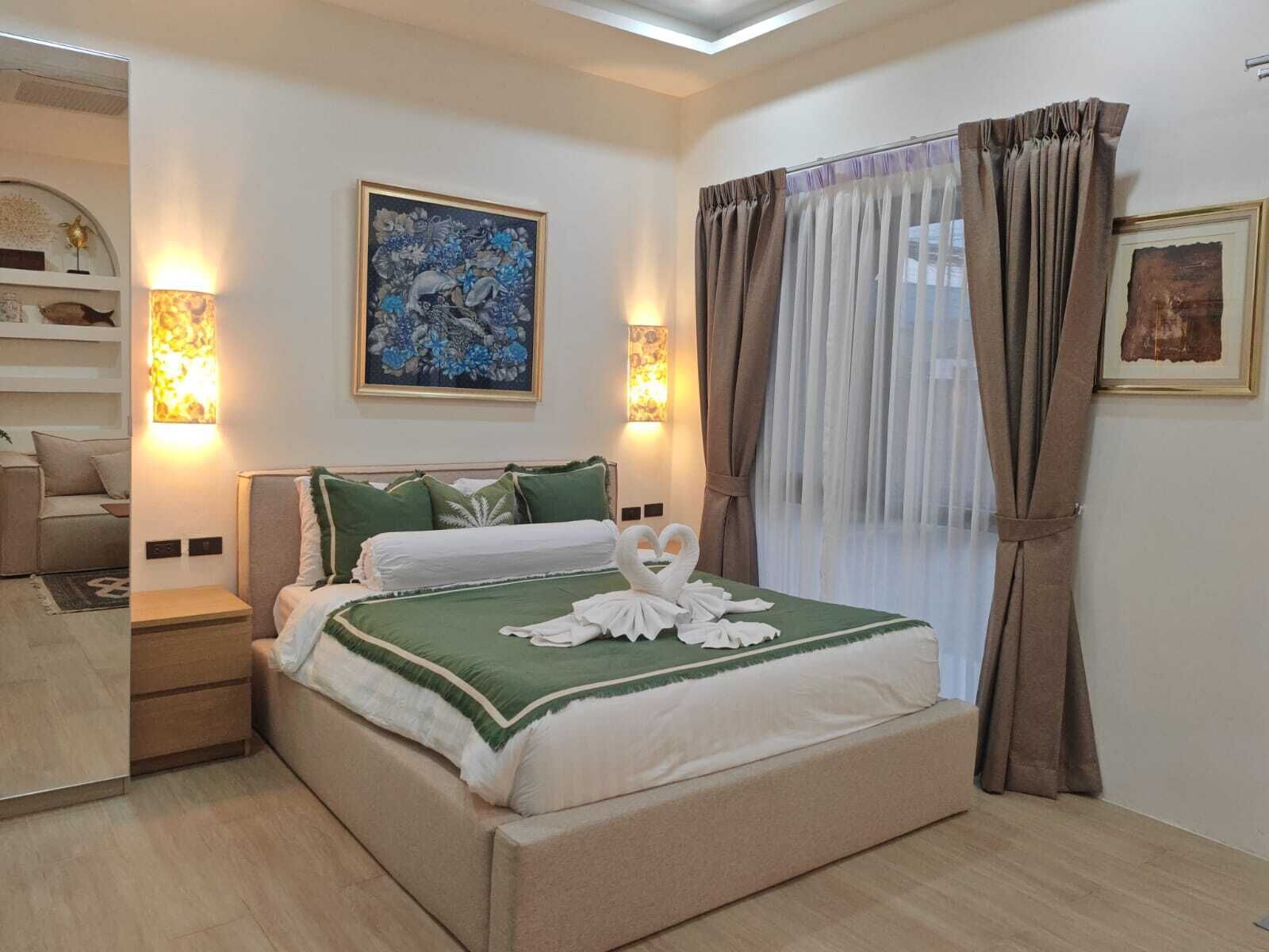 Estúdio luxo, sacada, vista para a piscina | Espaço de trabalho para notebook, Wi-Fi de cortesia, roupa de cama