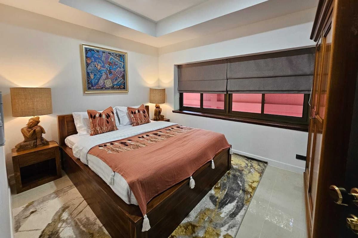 Two-Bedroom Townhouse | เครื่องนอนระดับพรีเมียม, โต๊ะทำงาน, พื้นที่ทำงานแบบใช้แ  ล็ปท็อป