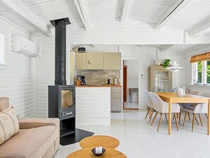 Een modern interieur met een keuken, een eetgedeelte en een gezellige zithoek.