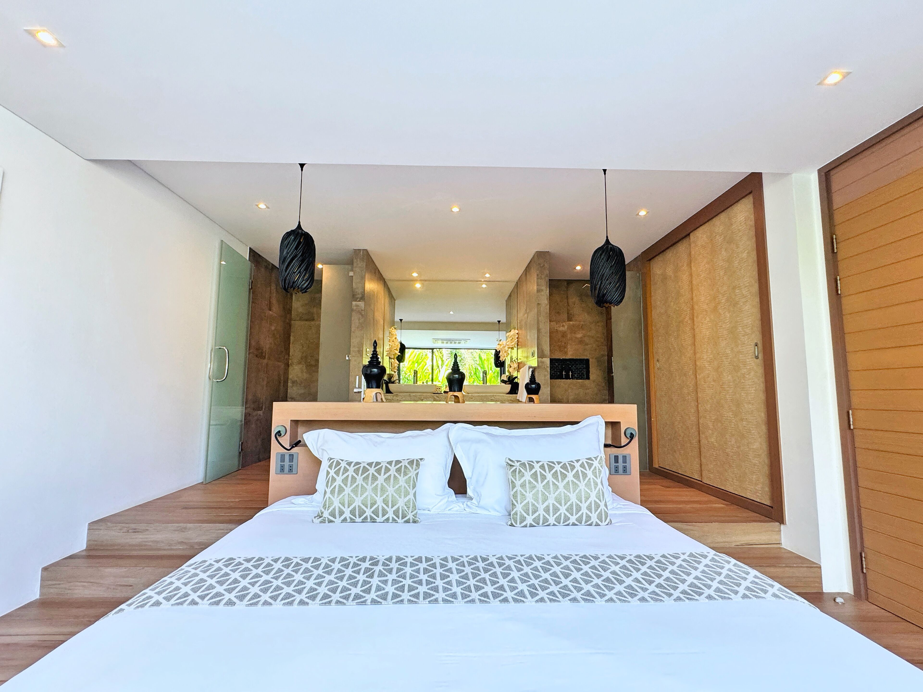 Hypo-allergenic bedding, in-room safe, iron/ironing board, free WiFi