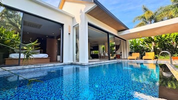 Hồ bơi ngoài trời, dù/ô trên bãi biển/hồ bơi, ghế dài tắm nắng