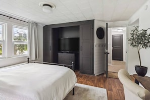 4 bedrooms, desk, WiFi - Entire Mini Boutique Hotel • Sleeps 10 (Lockport)